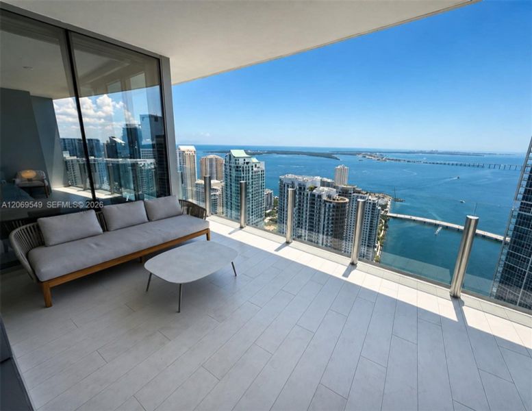 Condo located in Miami, FL showcasing its design and architecture (Image 18).