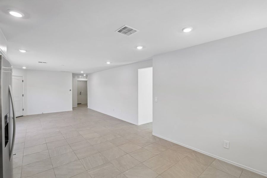 Spacious, unfurnished interior of a new home in The Landings at Rancho Del Lago, Vail (Image 10).