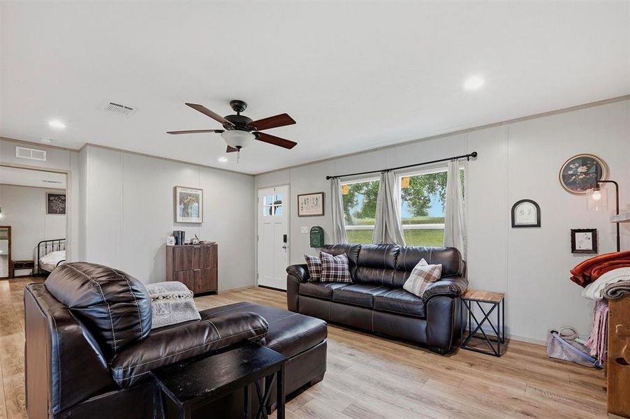 Furnished interior view inside a new home in , Whitewright (Image 12).