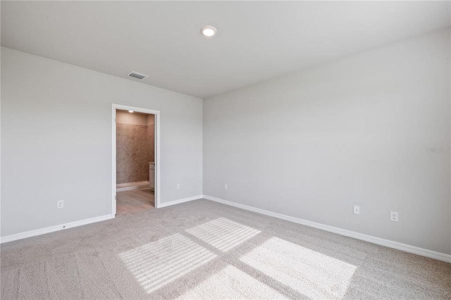 Spacious, unfurnished interior of a new home in Seagrass, Punta Gorda (Image 12).