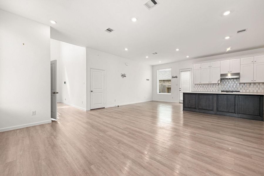 Spacious, unfurnished interior of a new home in Sunterra, Katy (Image 36).