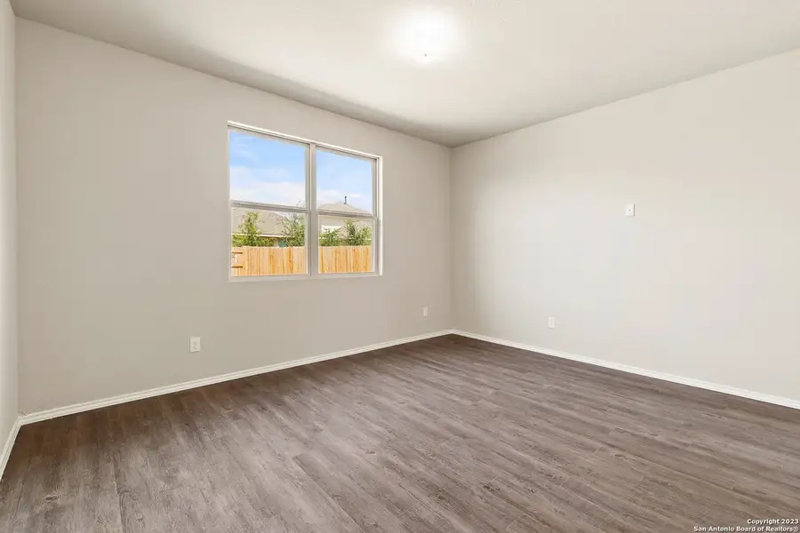 Spacious, unfurnished interior of a new home in Blue Ridge Ranch, San Antonio (Image 11).