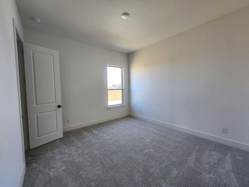 Spacious, unfurnished interior of a new home in Rocky Top, Krum (Image 16).