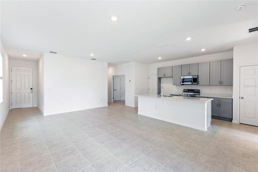 Spacious, unfurnished interior of a new home in Mirror Lake Village, Fruitland Park (Image 12).