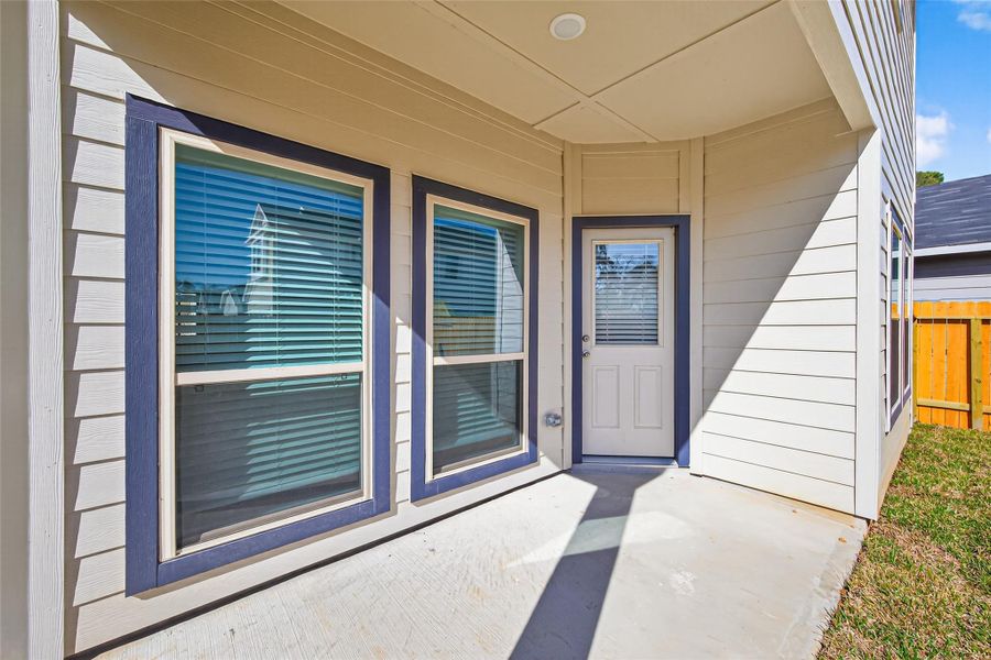 Exterior details and patio area of a home in Woodland Lakes, Houston (Image 21).