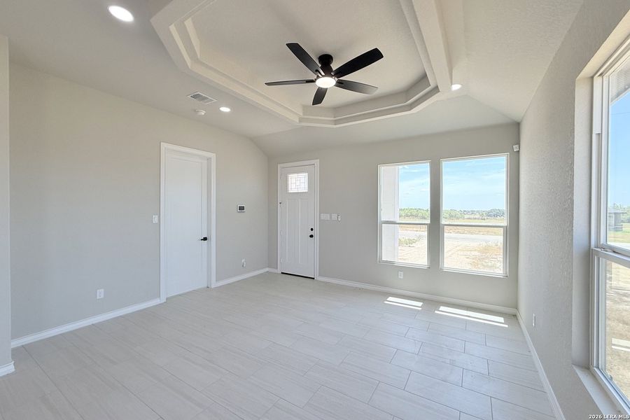 Spacious, unfurnished interior of a new home in , La Vernia (Image 12).