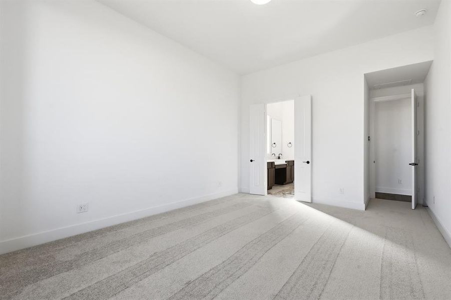 Spacious, unfurnished interior of a new home in Tavolo Park, Fort Worth (Image 19). Spacious, unfurnished interior of a new home in Tavolo Park, Fort Worth (Image 19).