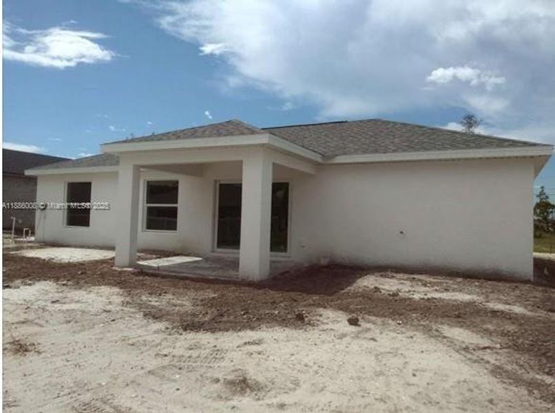 Exterior details and patio area of a home in , Cape Coral (Image 1).