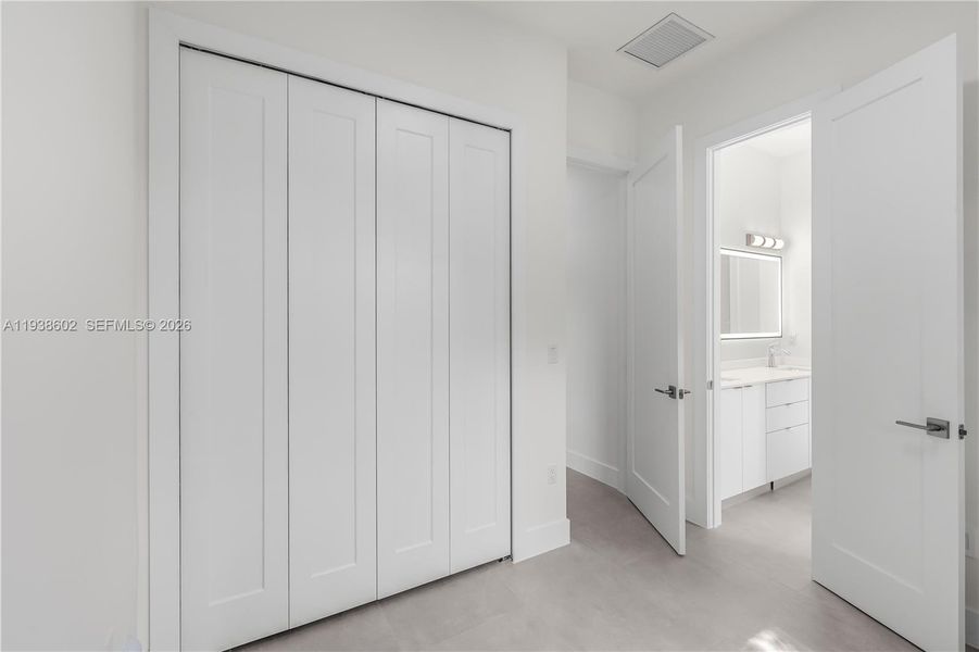 Spacious, unfurnished interior of a new home in , Biscayne Park (Image 19).