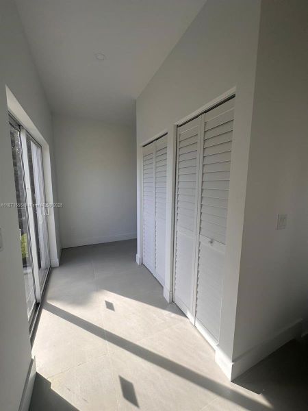 Spacious, unfurnished interior of a new home in , Fort Lauderdale (Image 16).