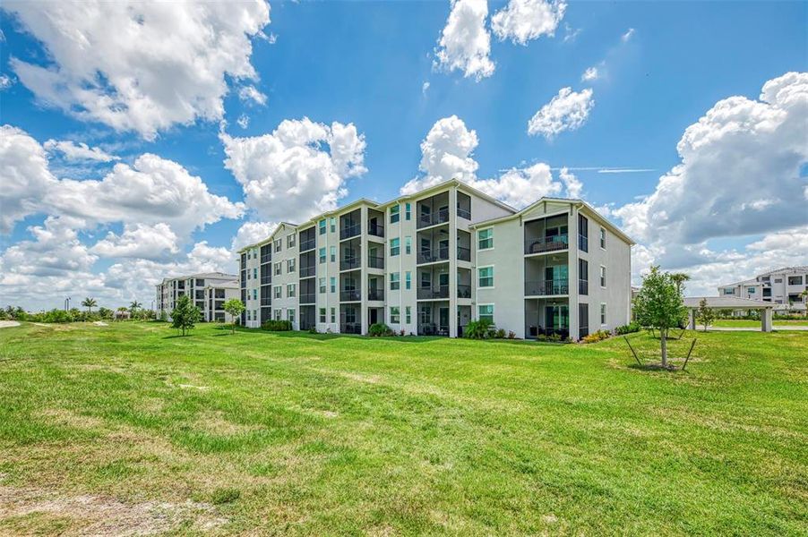 Condo located in Venice, FL showcasing its design and architecture (Image 3).