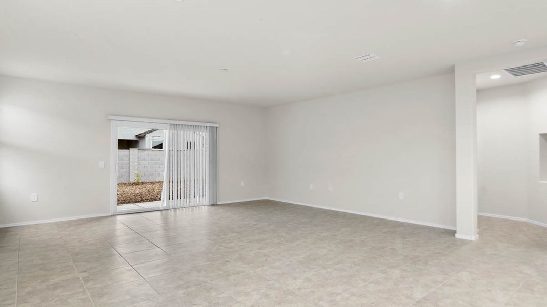 Spacious, unfurnished interior of a new home in Rio Rancho Estates, Wittmann (Image 13).