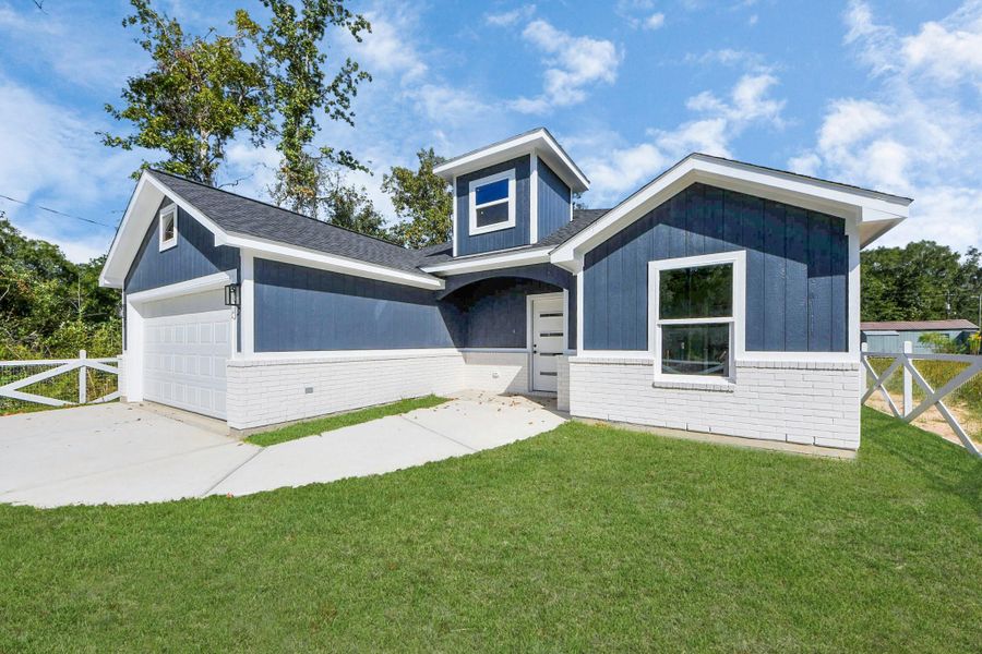 Exterior details and patio area of a home in , Splendora (Image 4).