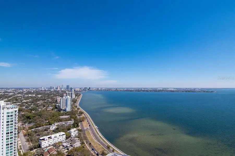 Condo located in Tampa, FL showcasing its design and architecture (Image 3).