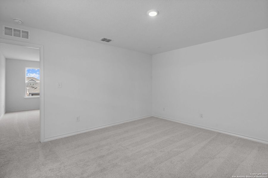 Spacious, unfurnished interior of a new home in Cinco Lakes, San Antonio (Image 11).