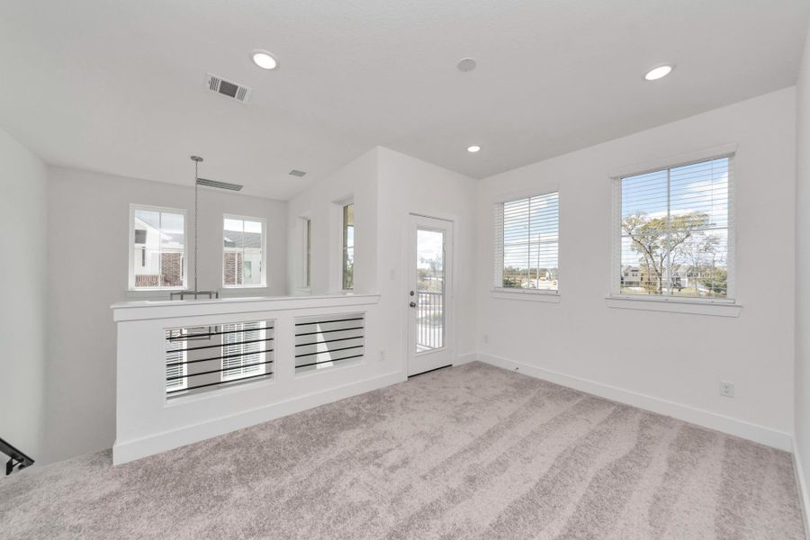 Spacious, unfurnished interior of a new home in Sienna, Missouri City (Image 17).