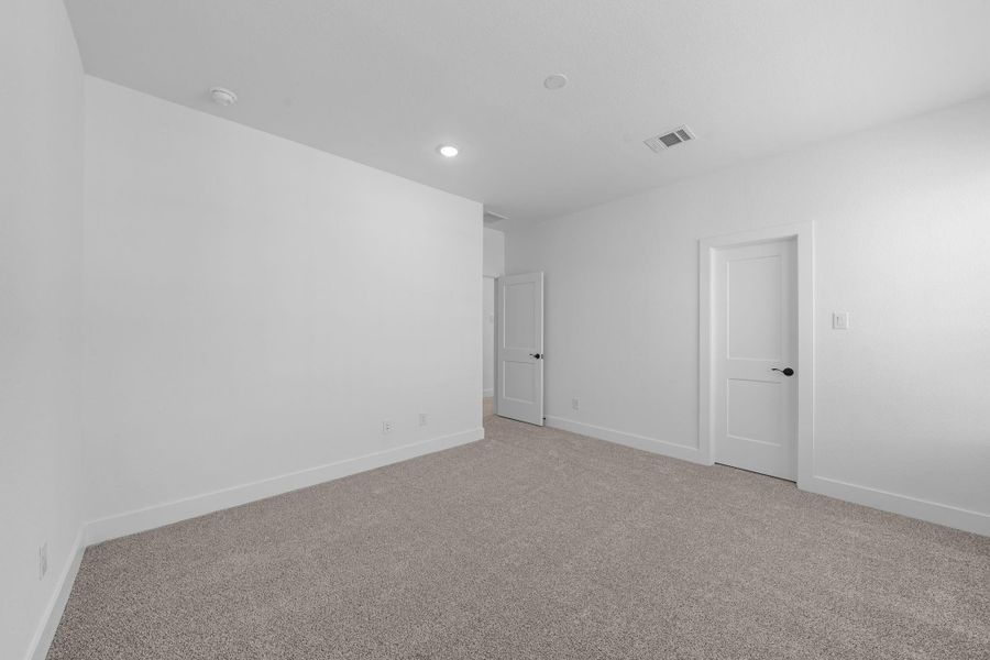Spacious, unfurnished interior of a new home in Sienna, Missouri City (Image 24).