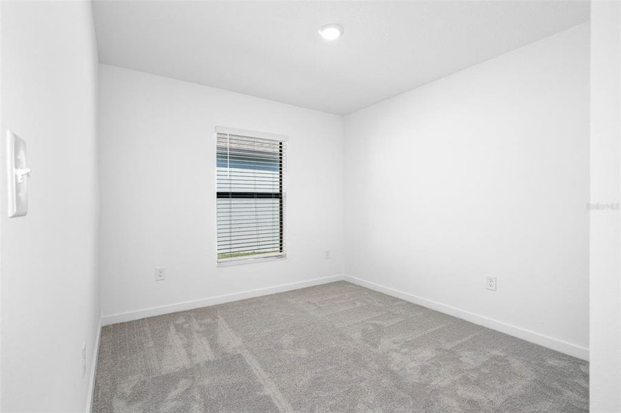 Spacious, unfurnished interior of a new home in Royal Highlands, Weeki Wachee (Image 6).