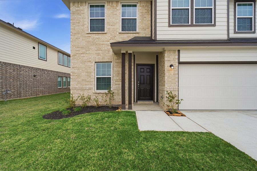 Exterior details and patio area of a home in Pearlbrook, Texas City (Image 3).