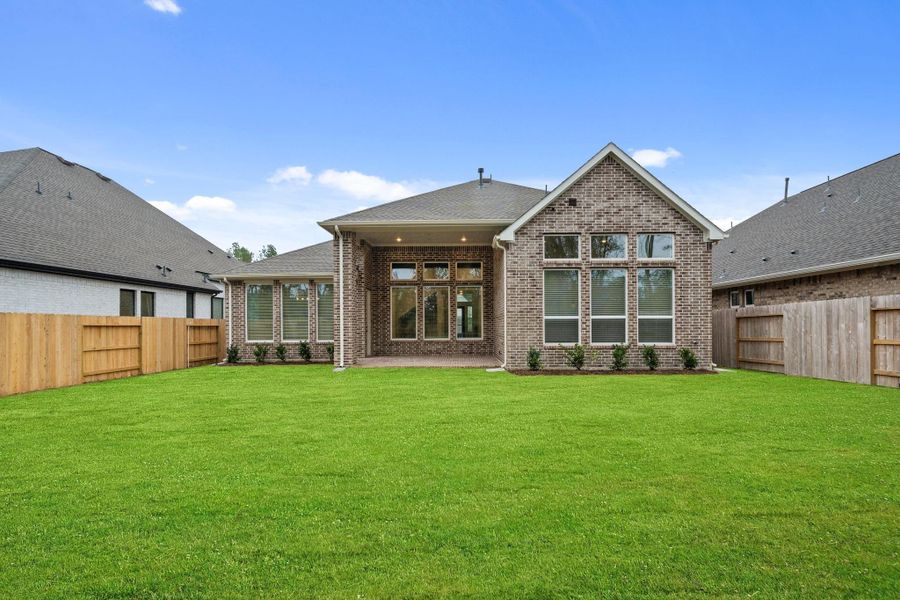 Exterior details and patio area of a home in Evergreen, Conroe (Image 4).