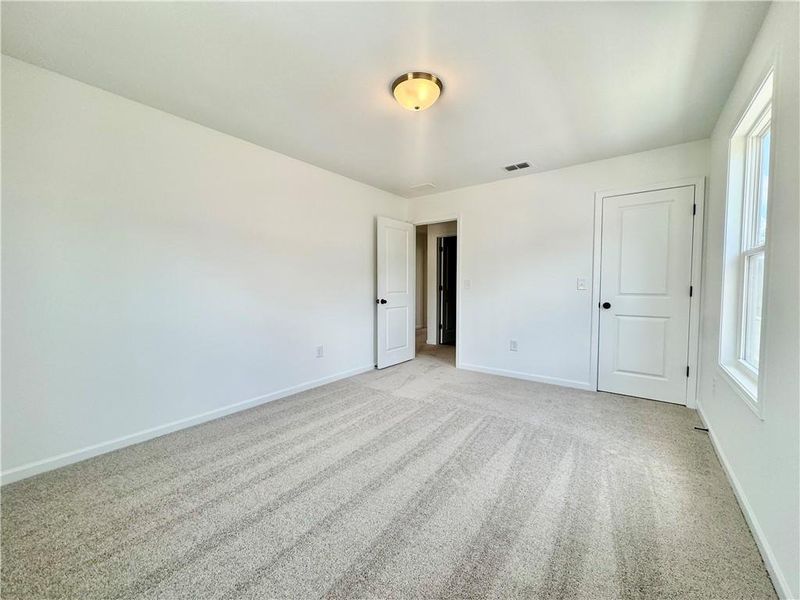 Spacious, unfurnished interior of a new home in Eastlyn Crossing, Flowery Branch (Image 30).