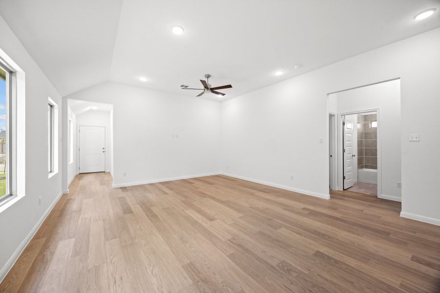 Spacious, unfurnished interior of a new home in Trinity Ranch, Elgin (Image 15).