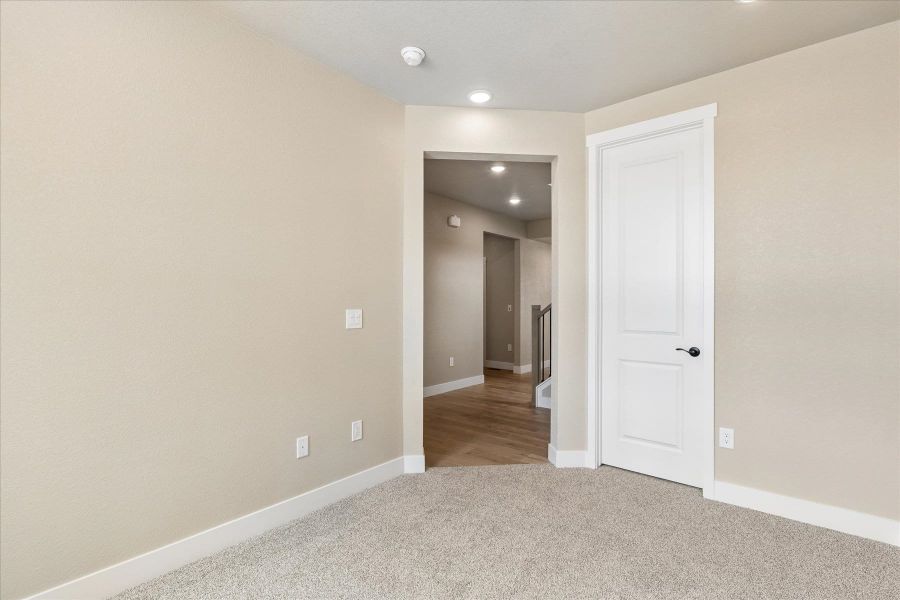 Spacious, unfurnished interior of a new home in Aspen Meadows, Colorado Springs (Image 15).