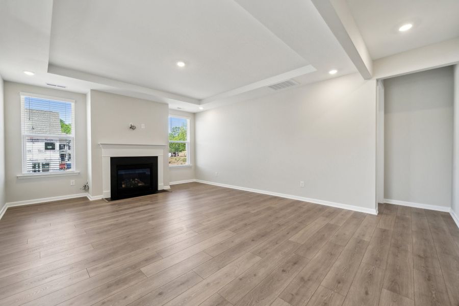 Spacious, unfurnished interior of a new home in The Coves on Lake Wylie, Charlotte (Image 10).