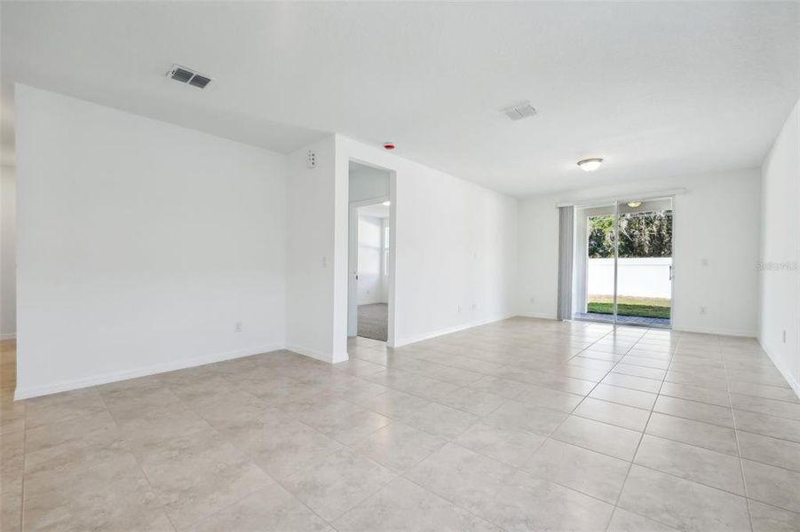 Spacious, unfurnished interior of a new home in Fox Pointe at Rivers Edge, Leesburg (Image 17).