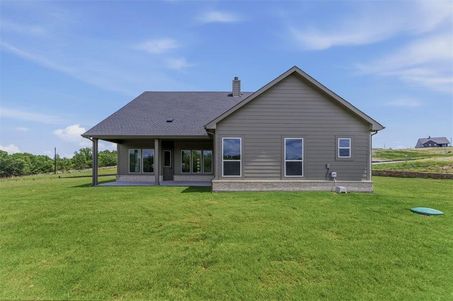 Exterior details and patio area of a home in Eagle Ridge Estates, Weatherford (Image 21).