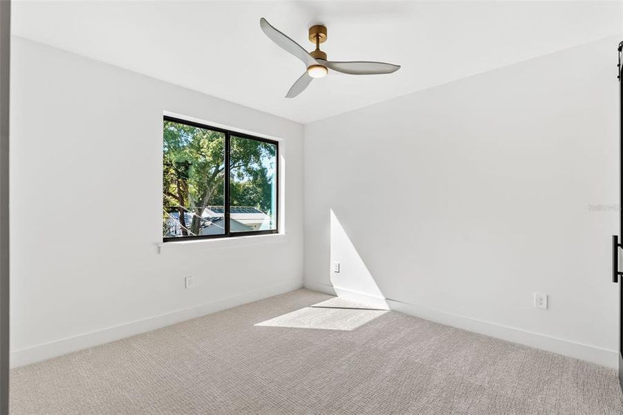Spacious, unfurnished interior of a new home in College Park, Orlando (Image 23).