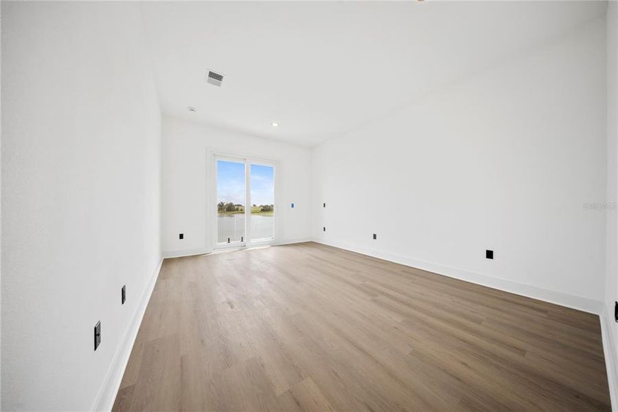Spacious, unfurnished interior of a new home in , Lake Alfred (Image 43).