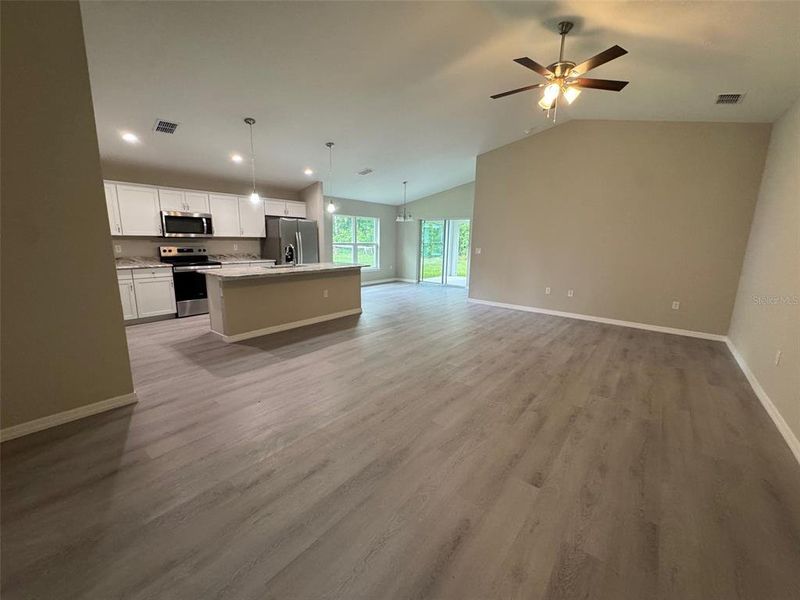 Spacious, unfurnished interior of a new home in , Dunnellon (Image 4).