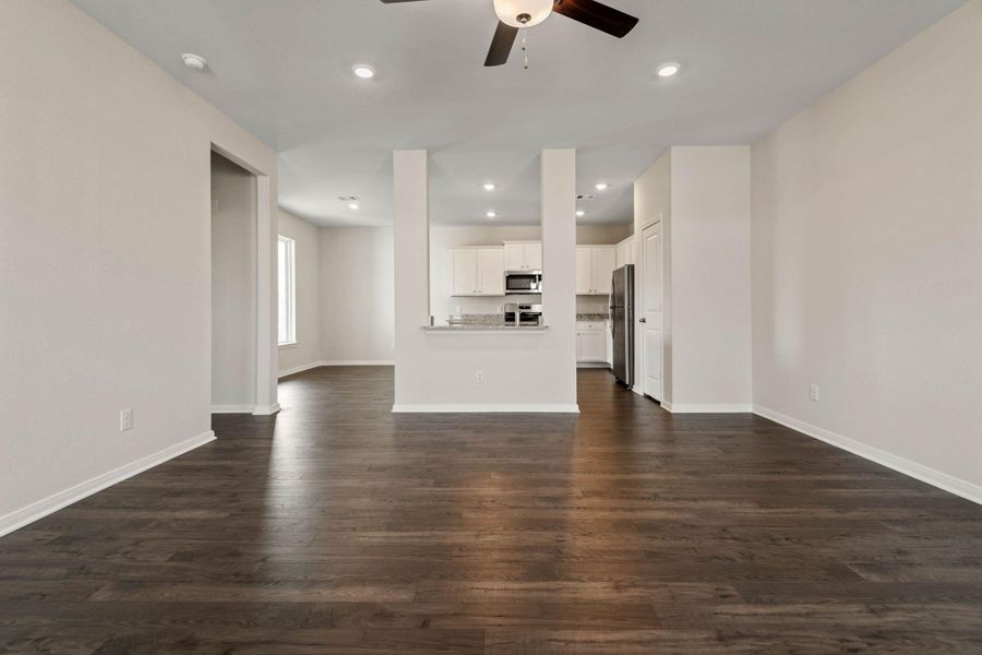 Spacious, unfurnished interior of a new home in Sweetwater Ridge, Conroe (Image 13).