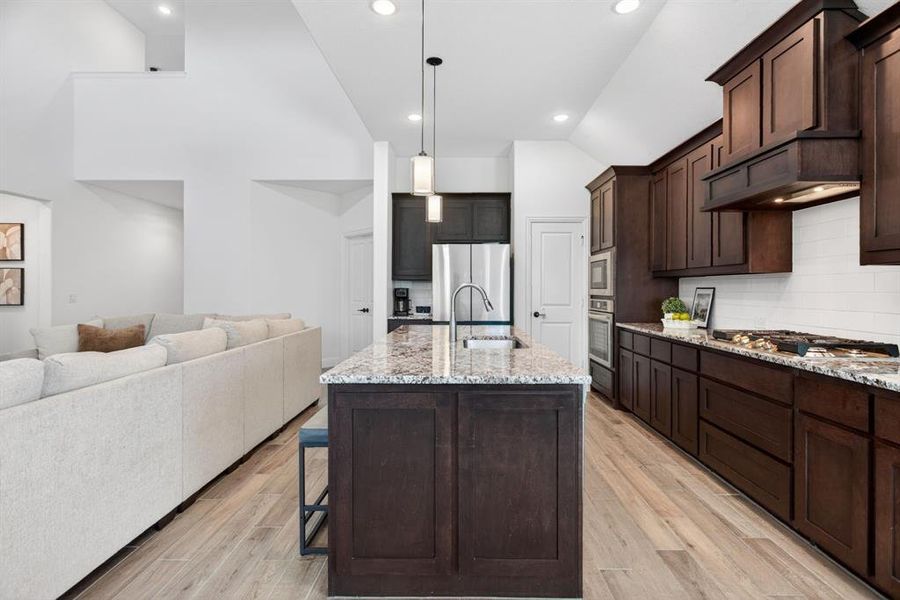 Check out the storage; big drawers under the gas cooktop, tons of cabinets... Check out the storage; big drawers under the gas cooktop, tons of cabinets...