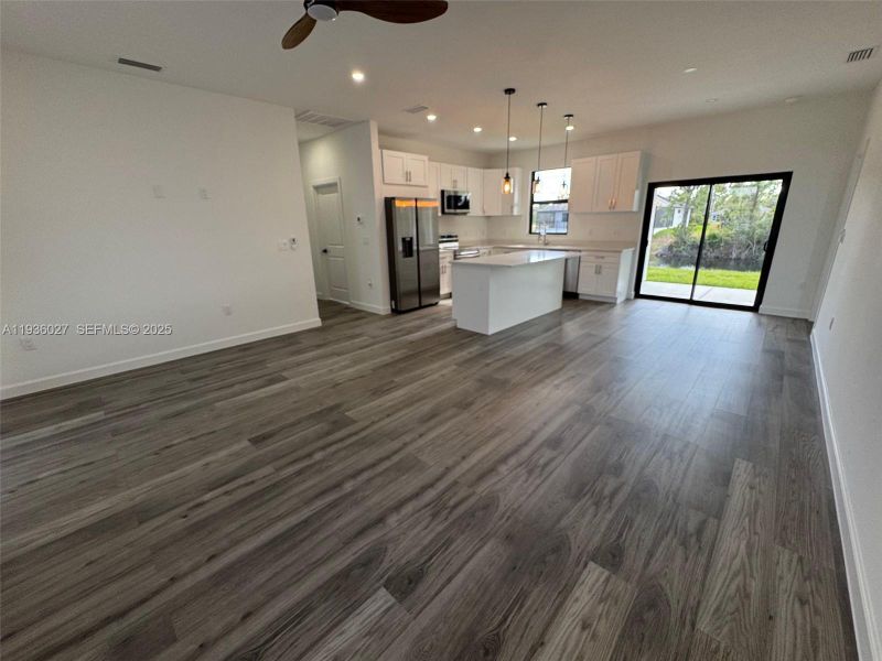 Spacious, unfurnished interior of a new home in , Cape Coral (Image 33).