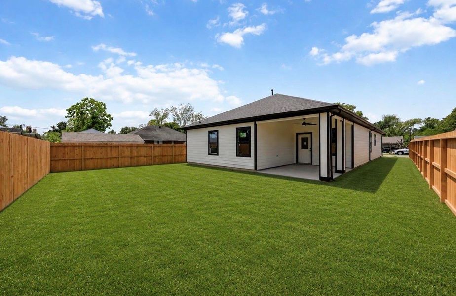 Exterior details and patio area of a home in , Houston (Image 17).