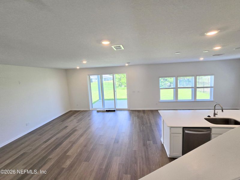 Spacious, unfurnished interior of a new home in Hyland Trail, Green Cove Springs (Image 20).