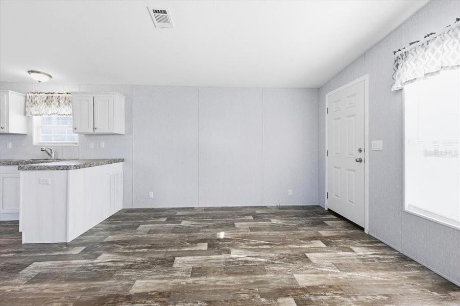 Spacious, unfurnished interior of a new home in , Englewood (Image 13).