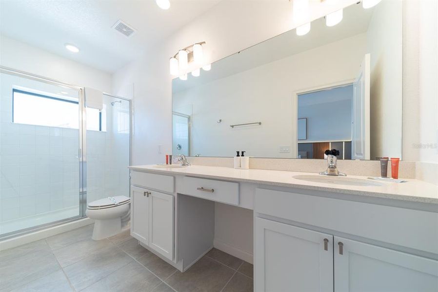 Furnished interior view inside a new home in , Orlando (Image 53).