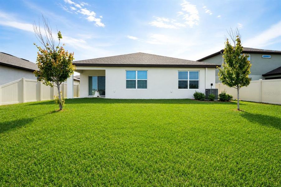 Exterior details and patio area of a home in North Park Isle, Plant City (Image 3).