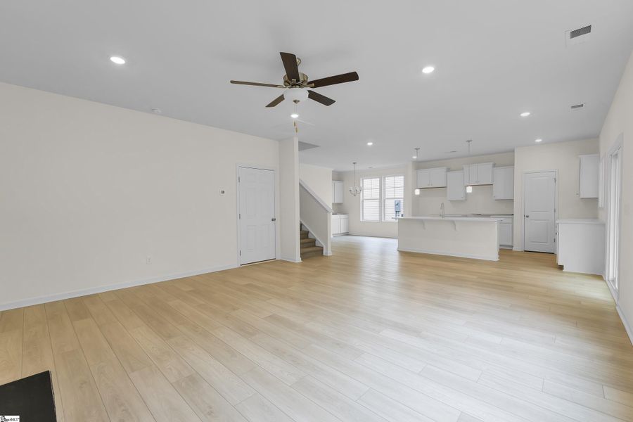 Spacious, unfurnished interior of a new home in Lynbrook, Boiling Springs (Image 13).