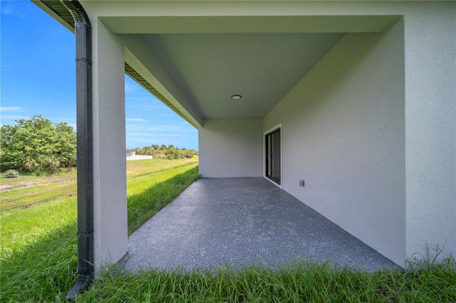 Exterior details and patio area of a home in , North Port (Image 4).