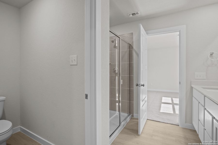 Spacious, unfurnished interior of a new home in Rosemont Hill, San Antonio (Image 28). Spacious, unfurnished interior of a new home in Rosemont Hill, San Antonio (Image 28).