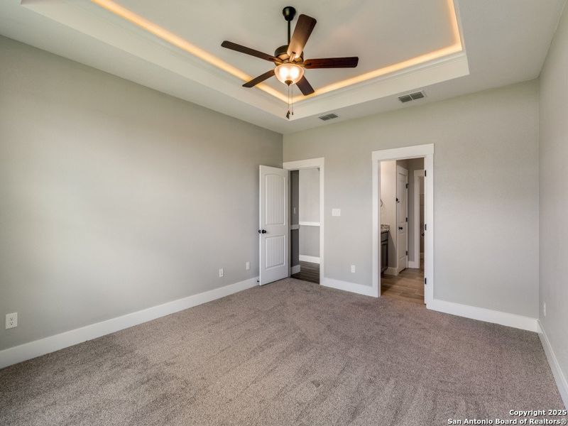 Spacious, unfurnished interior of a new home in Las Palomas Country Club Estates, La Vernia (Image 15).