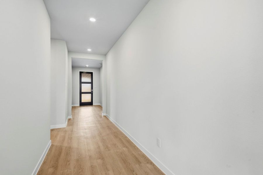 Spacious, unfurnished interior of a new home in Sunterra Lakes, Brookshire (Image 13).