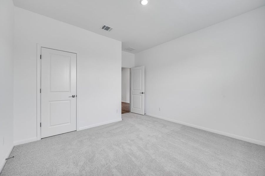 Spacious, unfurnished interior of a new home in Emory Crossing, Hutto (Image 16).