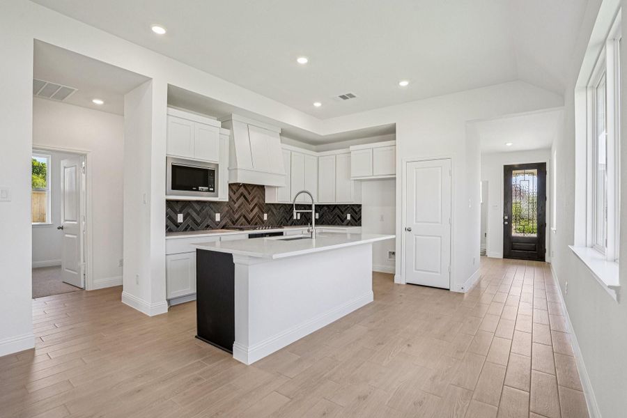 Furnished interior view inside a new home in Sienna 40', Missouri City (Image 11).