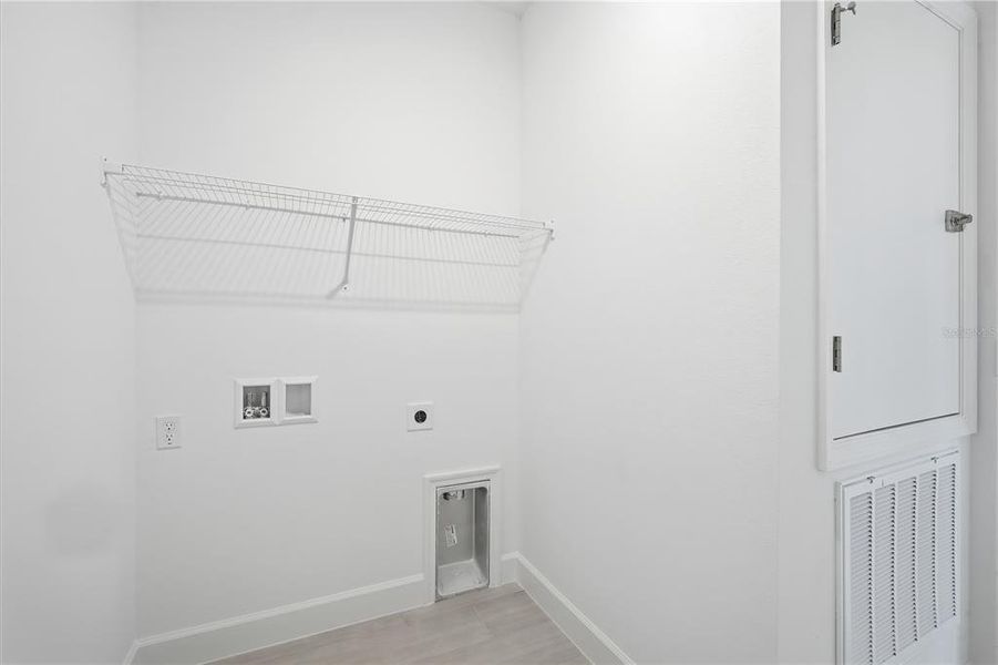 Spacious, unfurnished interior of a new home in Glen Lakes, Weeki Wachee (Image 25).