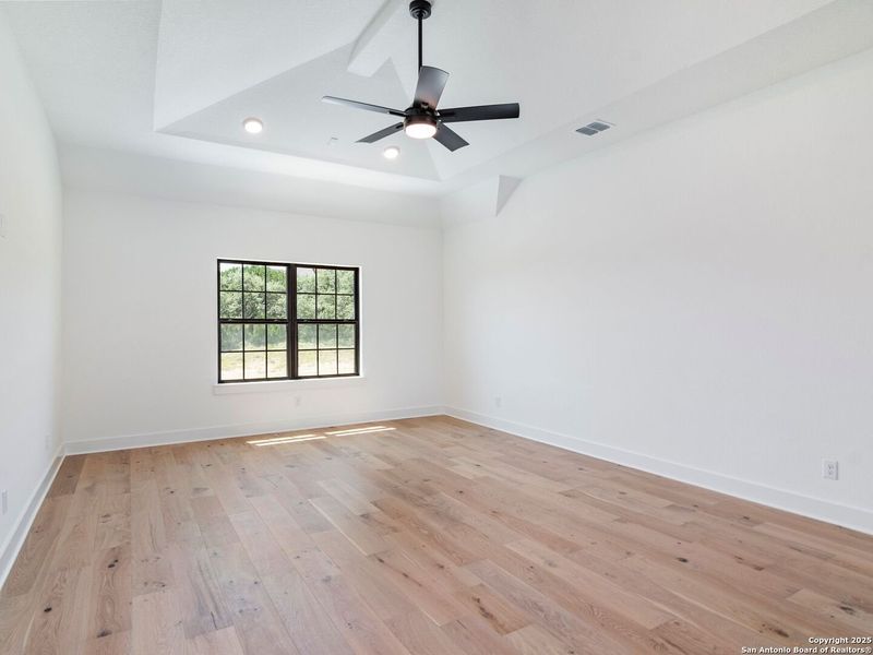 Spacious, unfurnished interior of a new home in Verandas at the Rim, San Antonio (Image 35).